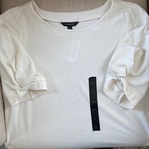 Women’s Banana Republic off white ribbed top white ruffled sleeves. Size medium.